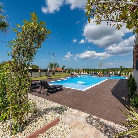 Leon Zadarvillas Βίλα *